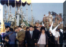 9 de abril de 1982. Clavarios de la Virgen: José Amat y Antonia Blasco